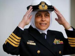 Homenajean a la primera musulmana capitana de la Marina Real Australiana
